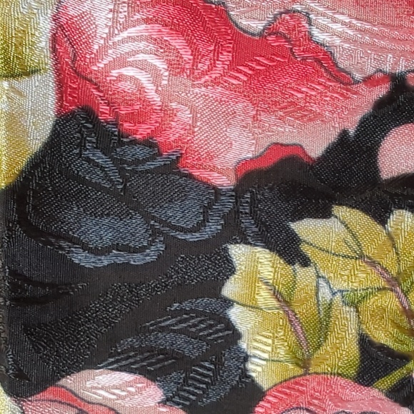 Rectangular lightweight scarf with roses - Picture 4 of 8